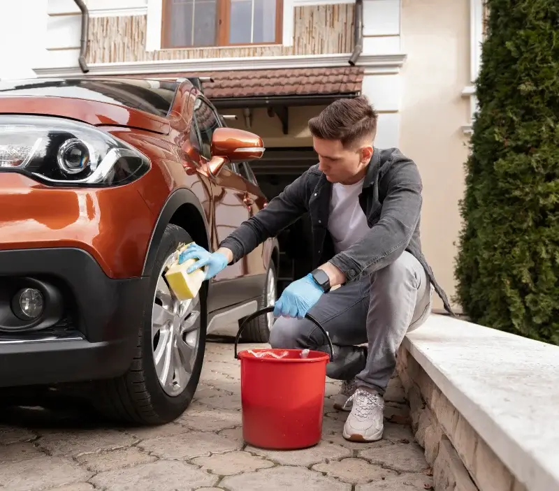 Lavage auto à domicile Savignac-de-Duras : professionnel intervenant sur un véhicule